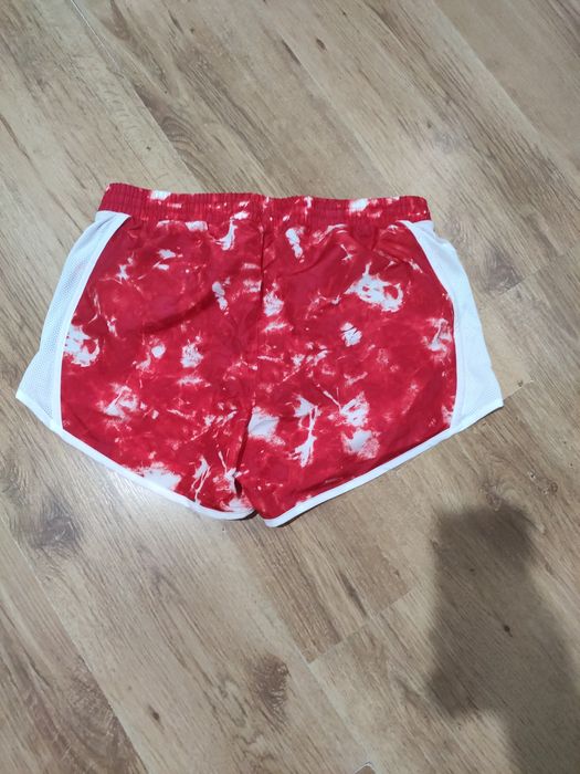 Pantaloni scurți de damă Under Armour mărimea M