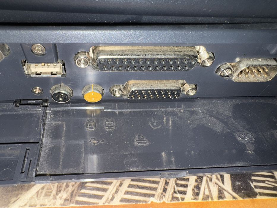 Laptop vintage cu CPU Intel Tillamook 266 MHz