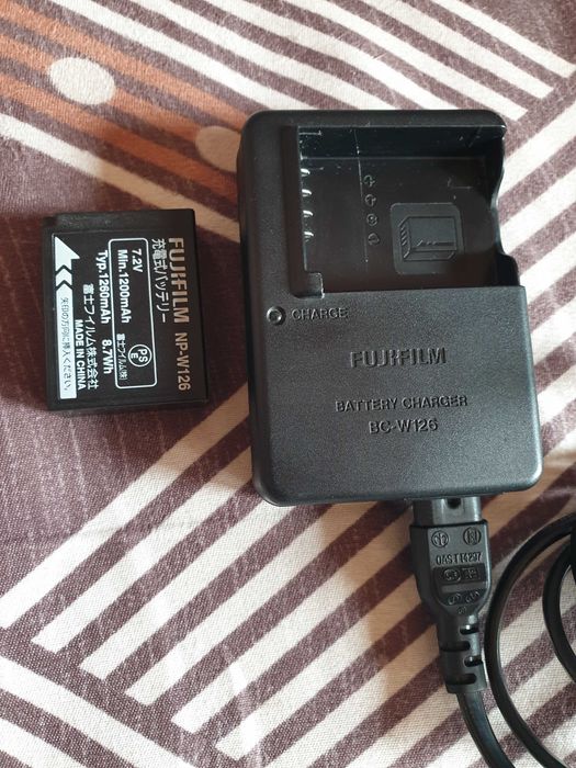 Продам оригинальное зарядное устройство FUJIFILM BC-W126