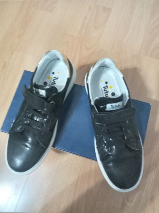 Продам кроссовки на девочку ( 38 размер )