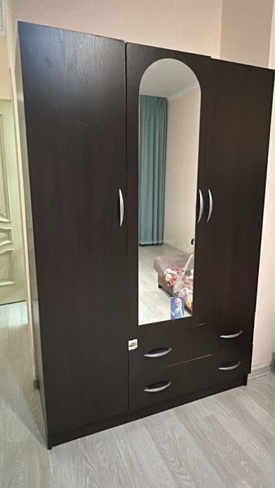 Отдам даром шкаф и диван старый