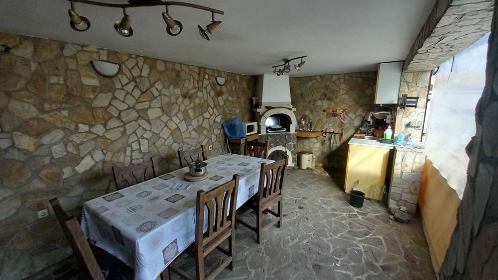 Имот в с. Бабово - 3 къщи с просторен парцел