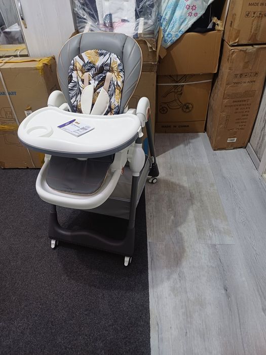 Продаётся фирменный кормления стульчик karma baby