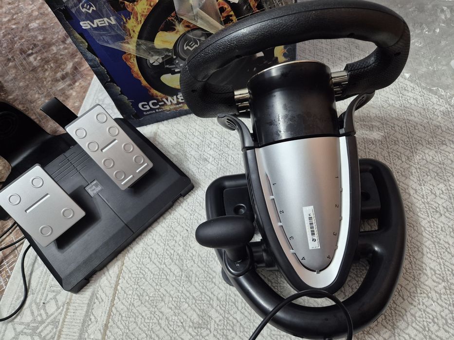 Игровой руль с педалями