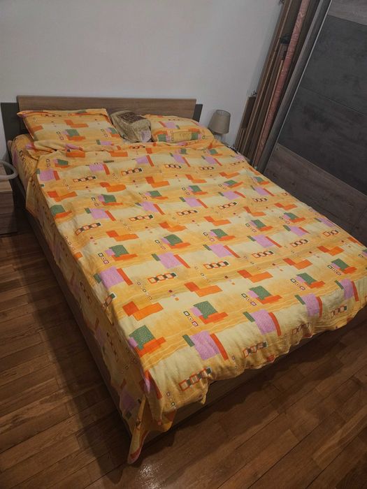 Vand 2 sifoniere, comoda, noptiere, pat cu saltea, lustra