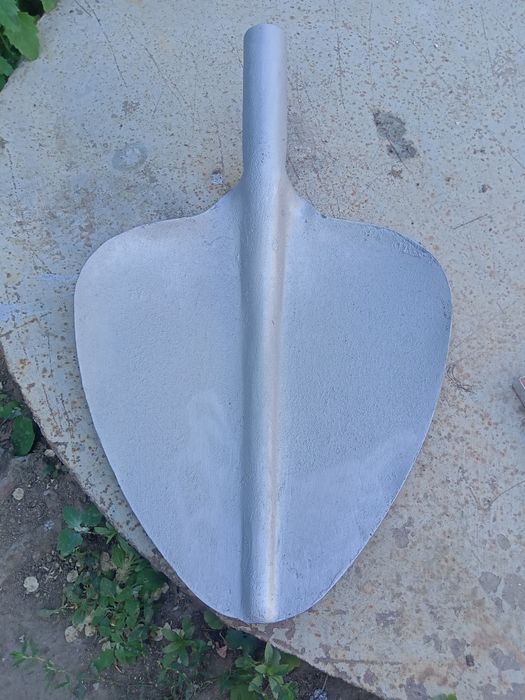 Продам лопаты большие.