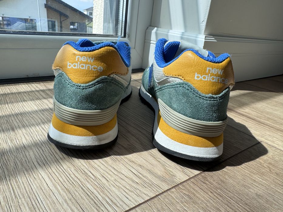 Adidasi copii marimea 31 :Veja si New Balance