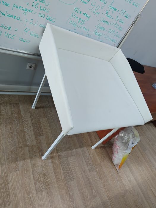 Продам пеленальный столик