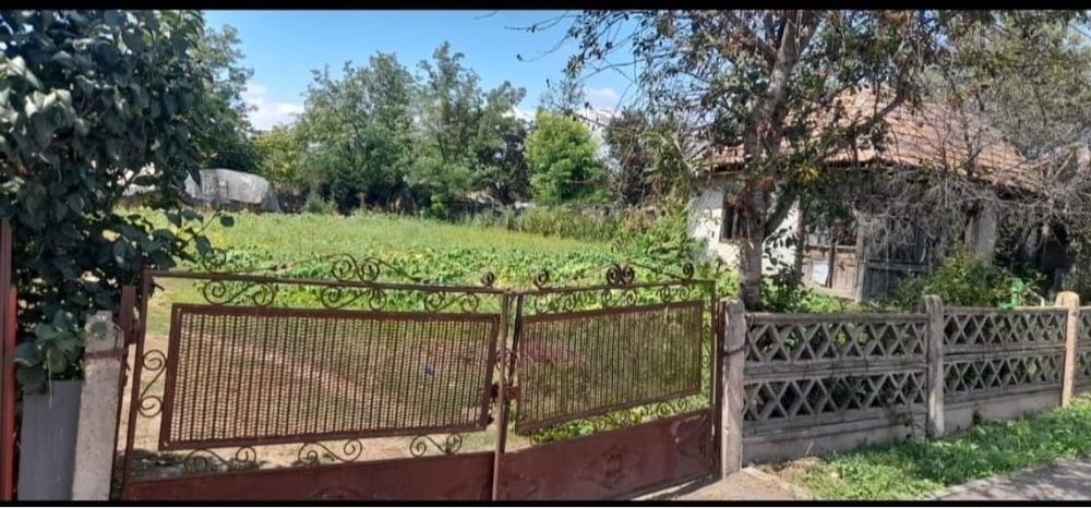 Vând casa bătrânească