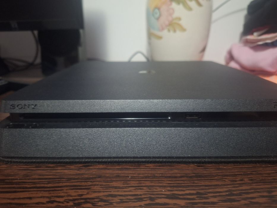 Vând ps4 slim ca nou!