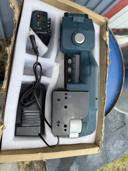 Aparat electric  legat banda PP si PET