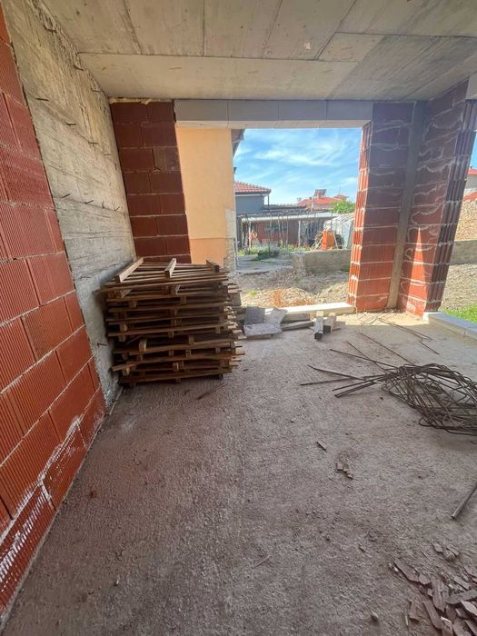 Двустаен апартамент с двор за продажба – ново строителство, район Лидл, гр. Казанлък