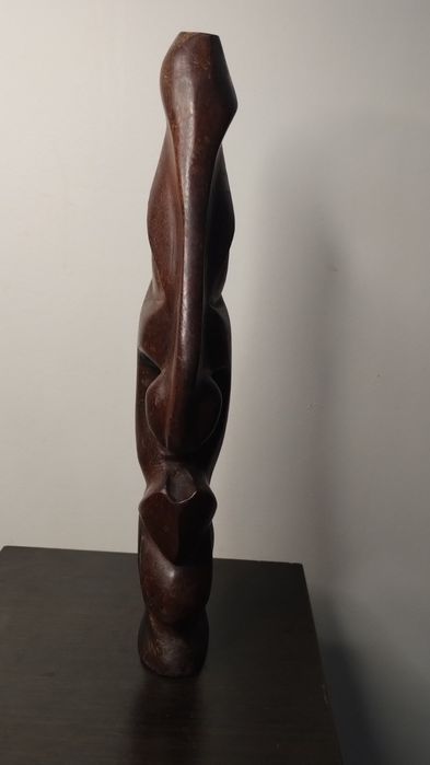 Много красива и различна, дървена статуетка с две лица.