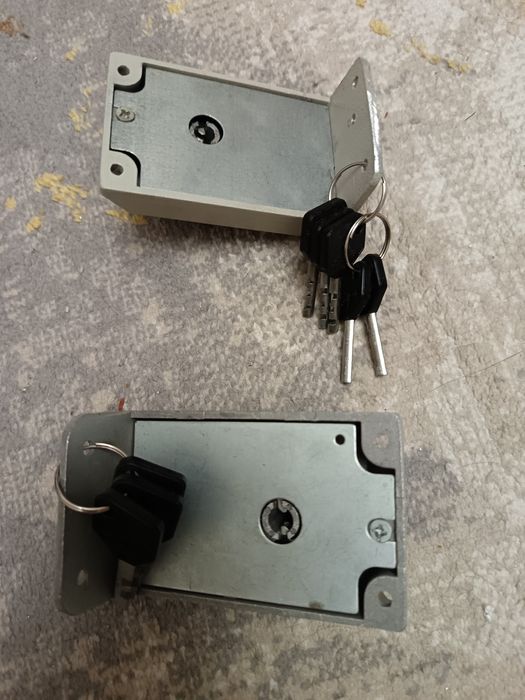 Замок дверной накладной