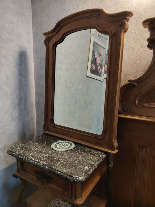 Vând mobila veche de dormitor