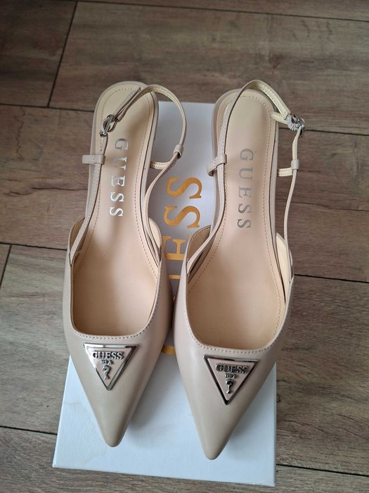 Бежови обувки на ток Guess