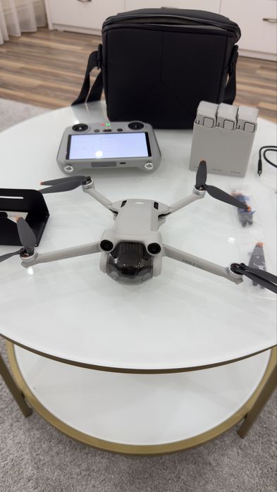 Vând dronă DJI Mini 3 Pro Fly More Combo impecabilă
