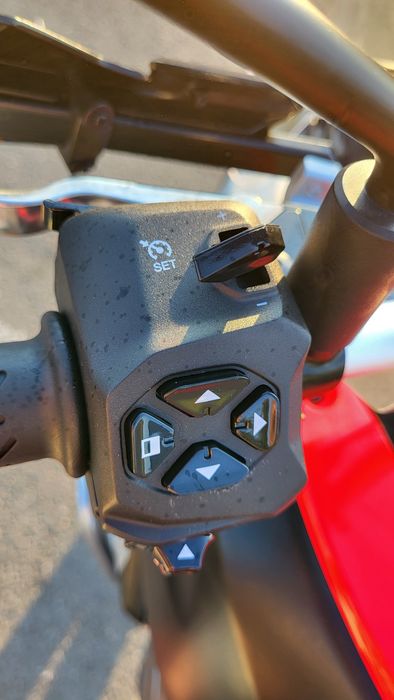 Adventure touring Aprilia Tuareg 660, accesorizata