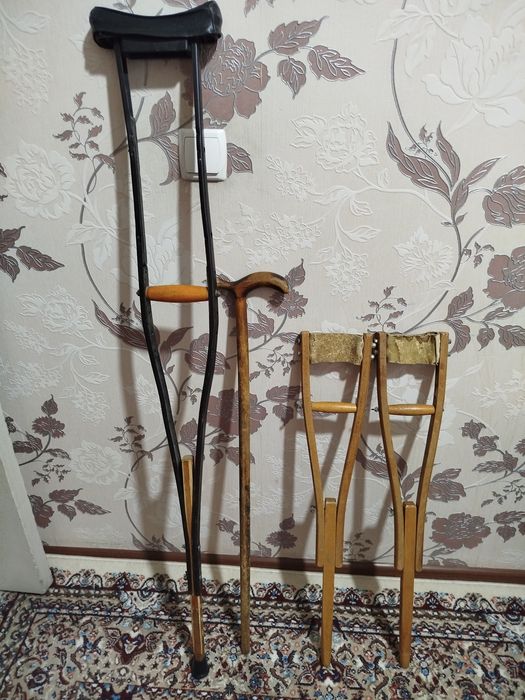 Клюшка есть и Костыли в аренду разные  детск и взрослые есть