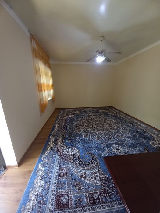Срочно продается участок в Чирчике 1 азочик 6 соток 3 ком и пристройка