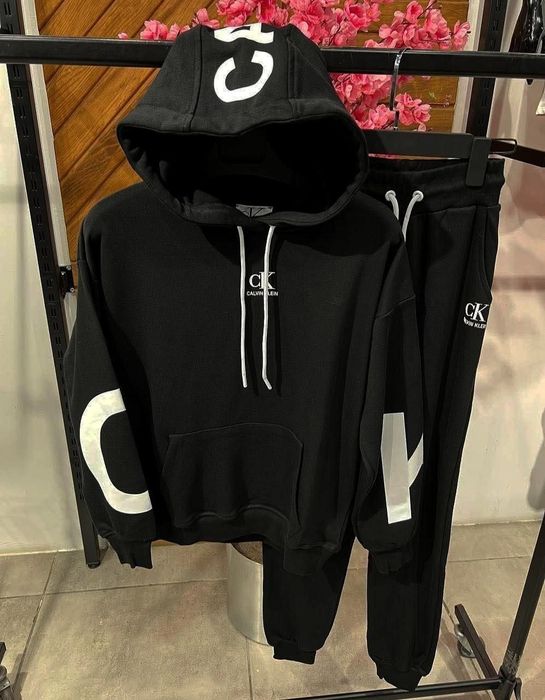 Compleu Calvin Klein 
Marimi  XXL 
Preț 270 lei