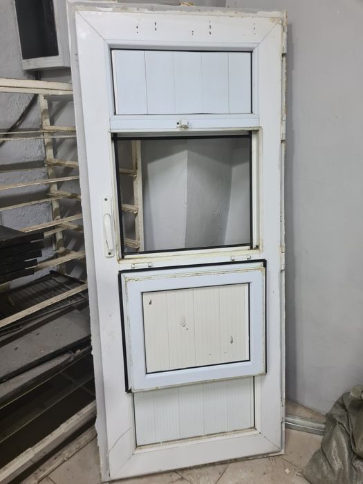 Пластиковые дверь