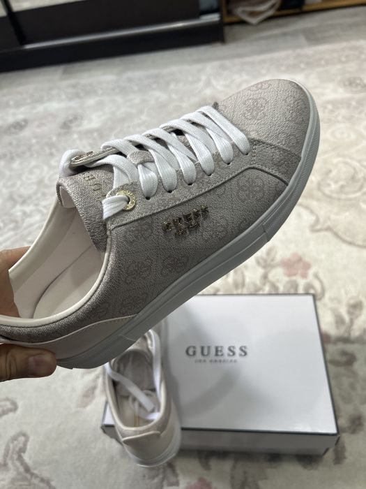 Продаются женские кеды GUESS.