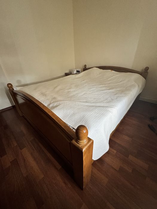 Dormitor lemn masiv (pat 160x200 + 2 noptiere + șifonier) – stare foarte bună