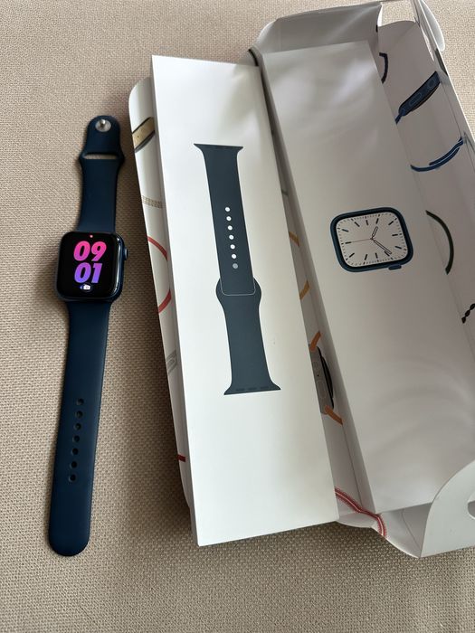 Продавам оригинален apple watch 7 45mm GPS син с подарък!