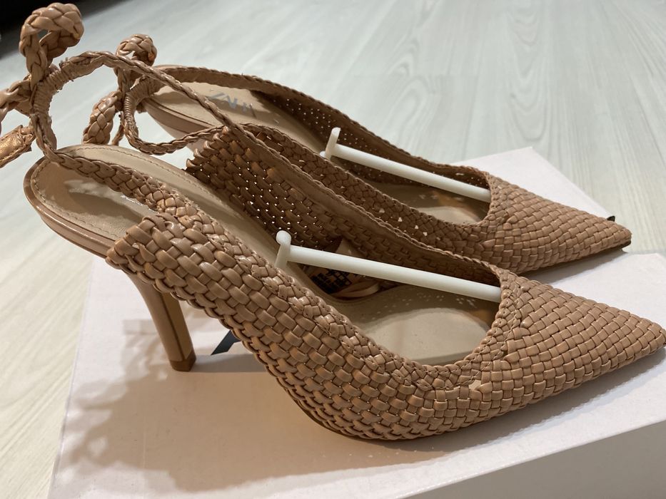 Pantofi decupati in spate