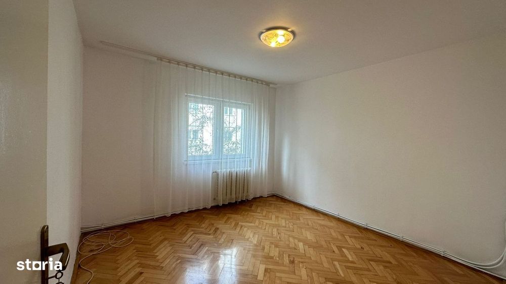 Apartament cu 3 camere, nemobilat, de inchiriat
