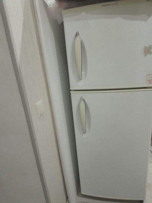 Холодильник сотилади, продаётся Холодильник