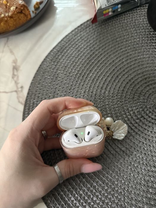 Продам Airpods 1