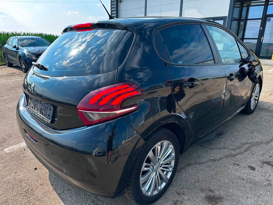 Dezmembrez Peugeot 208 2 negru 2017 1.6 hdi BHY BH02 115.000 km volan stanga
