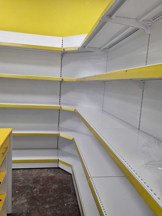 Стелажи за магазин / крайстенни стелажи с плътен или перфогръб