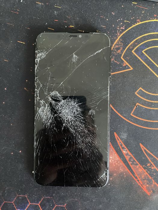 Vând iPhone 11 Pro Max 64 GB spart față/spate pentru piese sau reparație