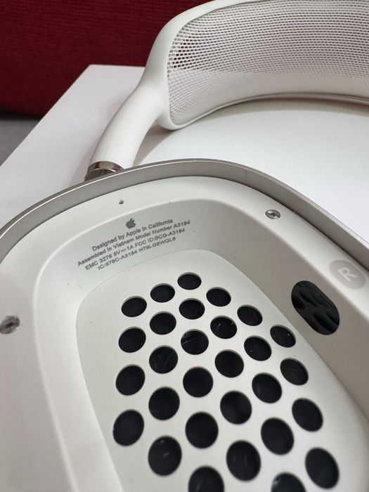 Apple AirPods Max starlight