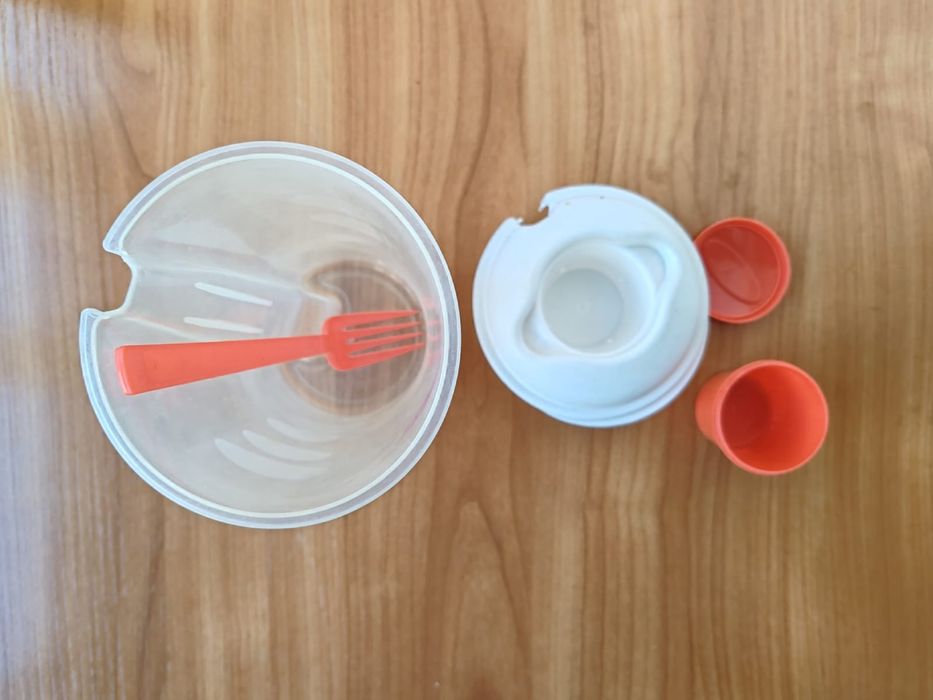 Пластиковый контейнер для салата