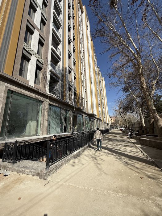 Гагарин Авину 54,5 квадрат Навастройка сотилади 1 этаж каропка холатда