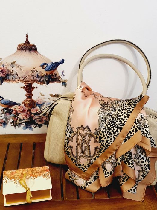 Eșarfă pink satinată elegantă 70x70 | Box Ready to Gift | Cadou sigur