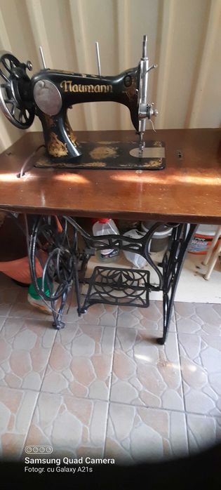 Masina veche de cusut functionala, marca Naumann