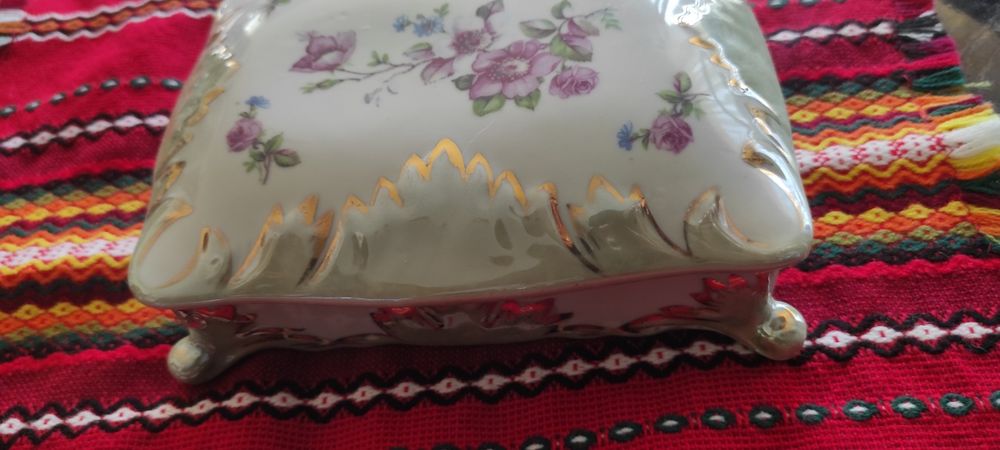 Българска стара порцеланова  кутия ,българска фигура папагал