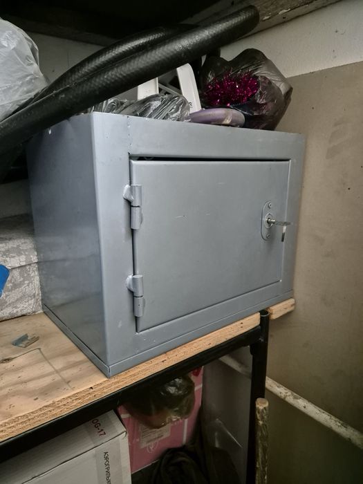 Продаётся сейф срочно