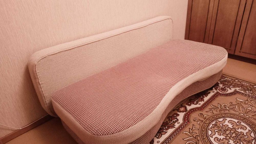 Продаётся диван, недорого.