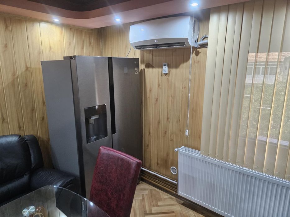 Apartament  Este nou si se akirieaza asa cum edte an poze