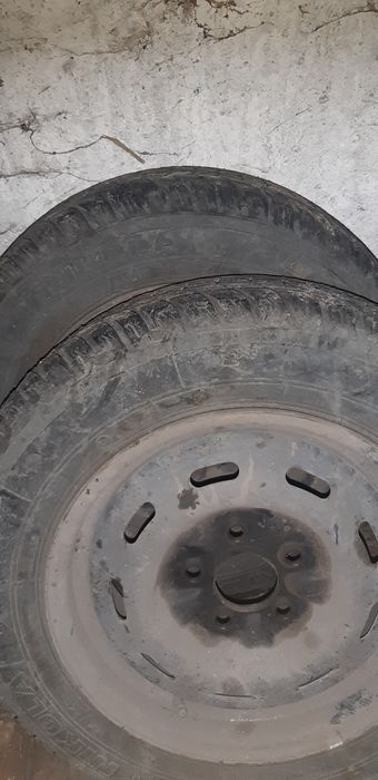 Продаю два балона  всесезонка на мерс Е  подходит