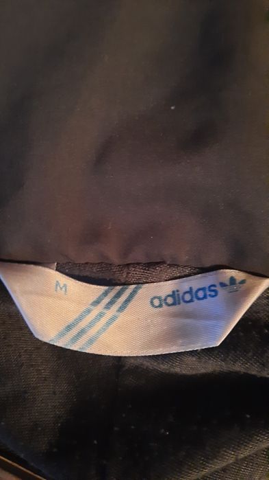 Куртка -ветровка.