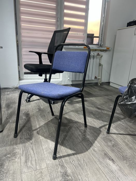 Срочно продается стулья,кушетка, шкаф