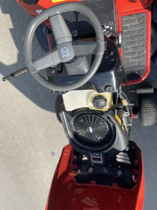 Husqvarna tractoras de tuns iarba V2