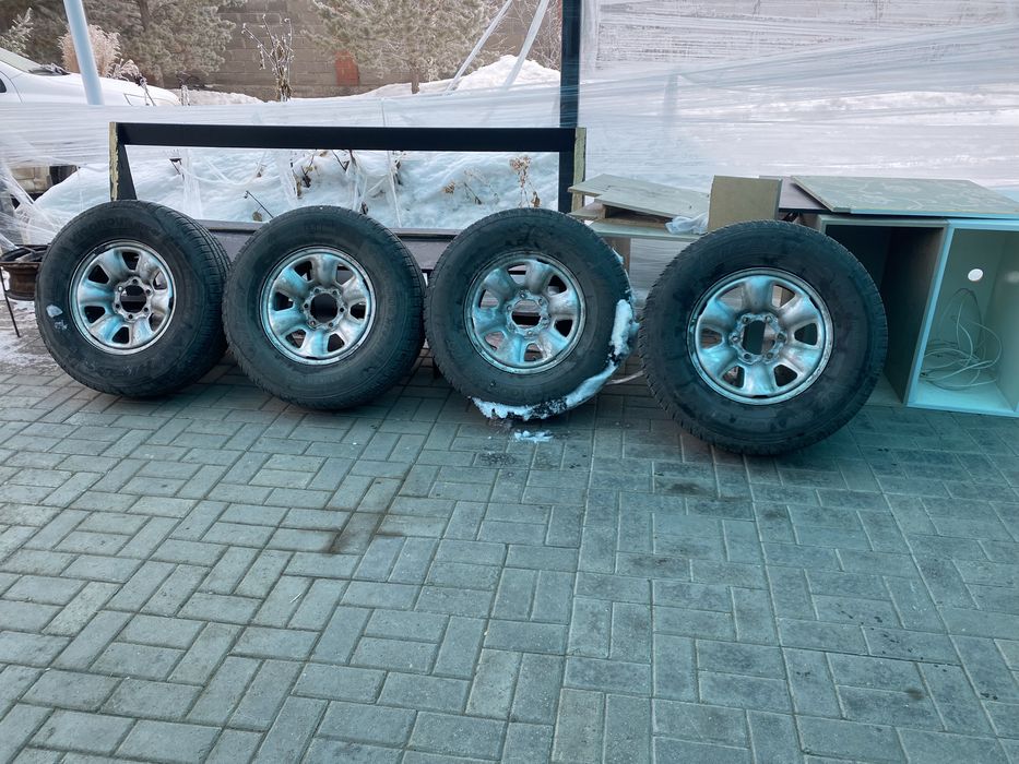 Продам шины с дисками 16 и 17